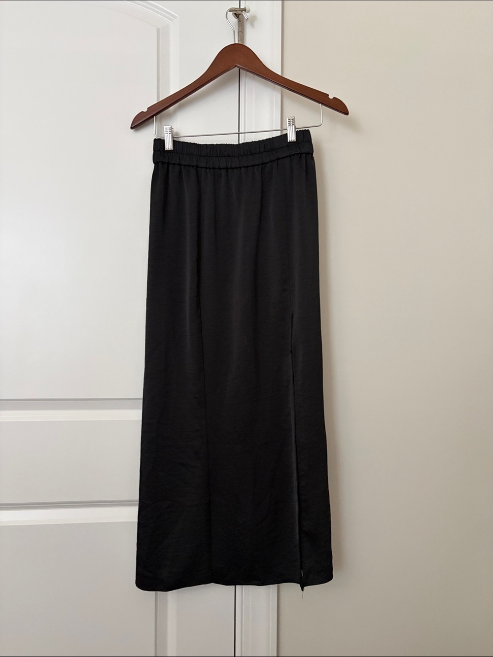 Classic Black Elastic-Waist Maxi Skirt